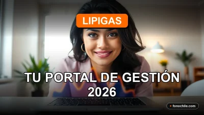 Una mujer latina sonríe mientras usa el portal de gestión de clientes de Lipigas en su laptop.