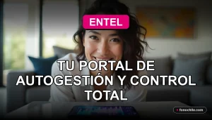 Una mujer latina sonríe mientras ve su celular en el sofá, representando el control total del portal Mi Entel.