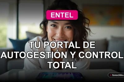 Una mujer latina sonríe mientras ve su celular en el sofá, representando el control total del portal Mi Entel.