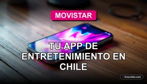 Una aplicación de entretenimiento Movistar Play en un teléfono inteligente moderno sobre una mesa de madera.