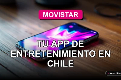 Una aplicación de entretenimiento Movistar Play en un teléfono inteligente moderno sobre una mesa de madera.