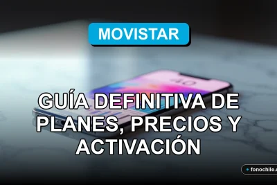 Aplicación Movistar TV en un smartphone mostrando gráficos abstractos, sobre una mesa de diseño moderno.