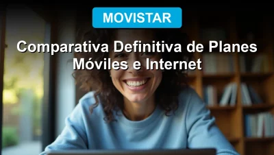 Mujer joven sonriendo con confianza mientras usa su smartphone, representando la cobertura y confiabilidad de Movistar en planes móviles 2026.