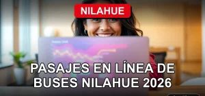 Una mujer hispana sonríe mientras mira la pantalla de su laptop, mostrando un viaje en bus reservado con facilidad.