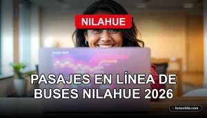 Una mujer hispana sonríe mientras mira la pantalla de su laptop, mostrando un viaje en bus reservado con facilidad.