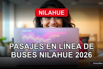 Una mujer hispana sonríe mientras mira la pantalla de su laptop, mostrando un viaje en bus reservado con facilidad.