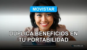 Una mujer latina sonríe con confianza mientras usa su teléfono inteligente, representando el servicio de portabilidad de Movistar.