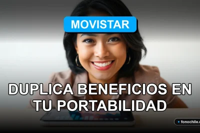 Una mujer latina sonríe con confianza mientras usa su teléfono inteligente, representando el servicio de portabilidad de Movistar.