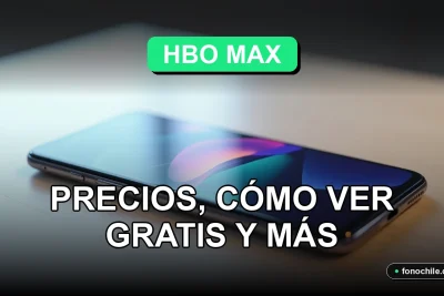 Un teléfono inteligente moderno descansa sobre una mesa de madera clara, su pantalla muestra gráficos abstractos de colores, representando el acceso a HBO Max.