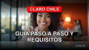 Una mujer latina sonriendo, representando el servicio de portabilidad de Claro Chile, con un teléfono inteligente mostrando gráficos abstractos de colores.