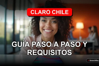 Una mujer latina sonriendo, representando el servicio de portabilidad de Claro Chile, con un teléfono inteligente mostrando gráficos abstractos de colores.