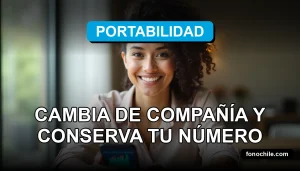 Una mujer latina sonriente con expresión de alivio, mirando a la cámara, con un teléfono inteligente moderno mostrando gráficos abstractos de colores, descansando sobre una mesa limpia de madera clara a su lado.