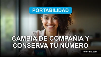 Una mujer latina sonriente con expresión de alivio, mirando a la cámara, con un teléfono inteligente moderno mostrando gráficos abstractos de colores, descansando sobre una mesa limpia de madera clara a su lado.