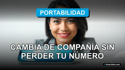 Una mujer latina sonríe con confianza mientras consulta su teléfono inteligente en un entorno moderno, representando la facilidad de la portabilidad numérica en Chile.