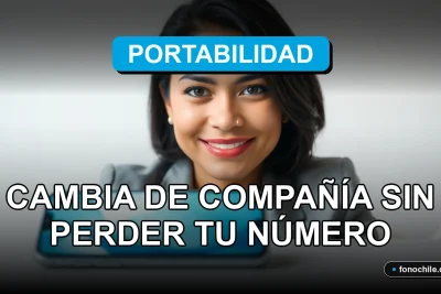 Una mujer latina sonríe con confianza mientras consulta su teléfono inteligente en un entorno moderno, representando la facilidad de la portabilidad numérica en Chile.