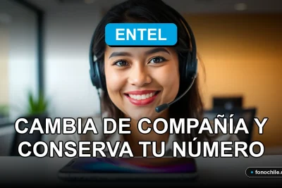 Una mujer latina sonríe amablemente mientras habla por teléfono, representando el servicio al cliente de portabilidad numérica de Entel.