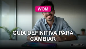 Hombre hispano sonriendo mientras observa la pantalla de su teléfono inteligente sobre un escritorio, representando la facilidad de la portabilidad numérica.