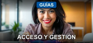 Una mujer latina sonríe amablemente mientras revisa información en una tablet sobre guías de clientes para el año 2026.