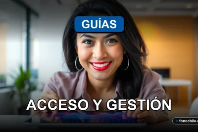 Una mujer latina sonríe amablemente mientras revisa información en una tablet sobre guías de clientes para el año 2026.