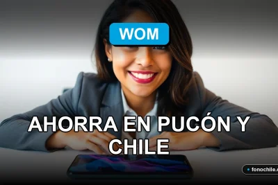 Una mujer latina sonriente, representando el servicio de portabilidad de WOM, con un teléfono inteligente mostrando gráficos abstractos de colores sobre un escritorio.