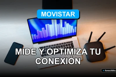 Prueba de velocidad de internet Movistar en un escritorio moderno con gráficos de datos abstractos en una pantalla.