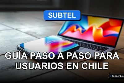 Guía paso a paso para realizar un reclamo ante la Subtel en Chile, representado por un teléfono inteligente y un portátil sobre una mesa de madera.