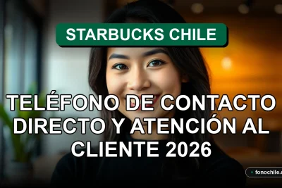 Una mujer latina sonriente, representando el servicio al cliente de Starbucks Chile, en un ambiente cálido y acogedor.