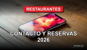 Un teléfono inteligente moderno sobre una mesa de madera, mostrando gráficos abstractos de colores, para contactar y reservar en restaurantes.