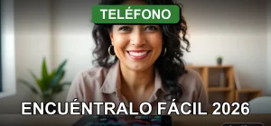 Una mujer hispana sonríe amablemente mientras usa su teléfono móvil para buscar información de contacto de una parroquia cercana.