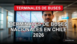 Un hombre hispano revisa la información de rutas de buses nacionales en una pantalla digital en una terminal moderna.
