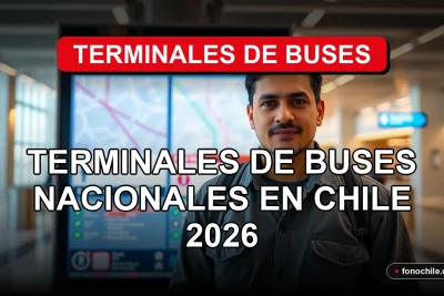 Un hombre hispano revisa la información de rutas de buses nacionales en una pantalla digital en una terminal moderna.