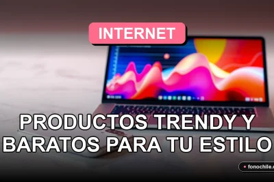 Estación de trabajo moderna y minimalista con un teléfono móvil y un portátil de diseño elegante sobre una mesa de mármol, mostrando gráficos abstractos de colores en sus pantallas.