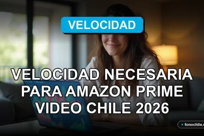 Una mujer latina sonriendo mientras mira una pantalla con gráficos de colores, representando la velocidad de internet necesaria para Amazon Prime Video en Chile.