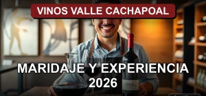 Un hombre latino sonríe amablemente mientras presenta una copa de vino tinto en un evento de maridaje.