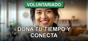 Una mujer latina sonriente mira a la cámara, representando el espíritu de conexión y servicio del voluntariado en Chile.