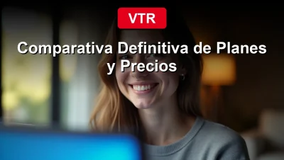 Una mujer joven sonríe con satisfacción mientras compara planes de internet y televisión en su laptop, representando la oferta de VTR.