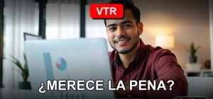 Hombre sonriente revisando los beneficios del Triple Pack VTR en su computador portátil en una oficina moderna.