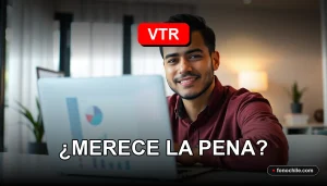 Hombre sonriente revisando los beneficios del Triple Pack VTR en su computador portátil en una oficina moderna.