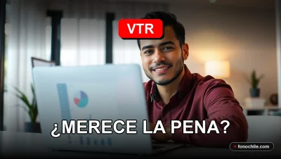 Hombre sonriente revisando los beneficios del Triple Pack VTR en su computador portátil en una oficina moderna.