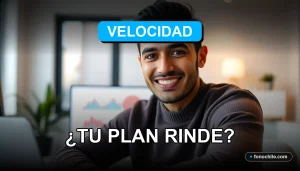 Hombre hispano sonriente mira a la cámara con confianza, fondo de oficina moderna desenfocada. Pantalla de laptop muestra gráficos abstractos de colores.