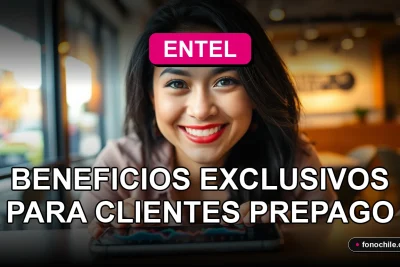 Mujer sonriente disfrutando de los beneficios exclusivos del Club Fidelización Entel Prepago en su teléfono.