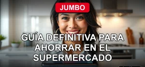 Mujer sonriente revisando los beneficios de Club Jumbo en su teléfono en la cocina.