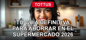 Mujer sonriente revisa su teléfono inteligente con la aplicación Club Tottus para ahorrar en el supermercado.