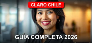 Mujer latina sonriente representando al servicio de atención al cliente de Claro Chile en oficina moderna.