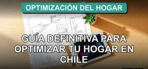 Guía de distribución de espacios para optimizar el hogar en Chile, mostrando un plano de diseño sobre una mesa con elementos decorativos modernos.