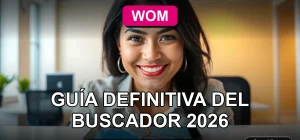 Mujer sonriente usando su teléfono móvil para encontrar la sucursal WOM más cercana en el mapa.