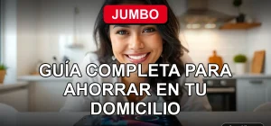 Mujer sonriente revisando su teléfono inteligente en su hogar, representando la facilidad del envío a domicilio gratuito de Jumbo.