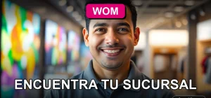 Hombre sonriente en una sucursal WOM, representando el servicio al cliente amable y accesible de la compañía.