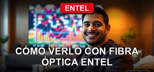 Hombre hispano sonriente viendo TNT Sports Premium con fibra óptica Entel en su sala de estar moderna.