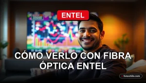 Hombre hispano sonriente viendo TNT Sports Premium con fibra óptica Entel en su sala de estar moderna.
